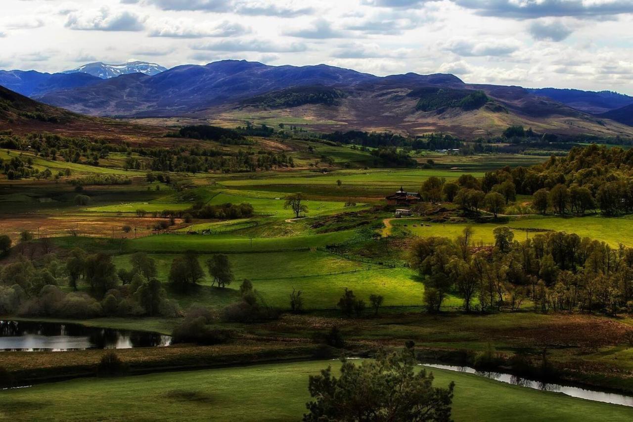 Spectacular Mountain View Ecopod Villa Newtonmore Exterior photo